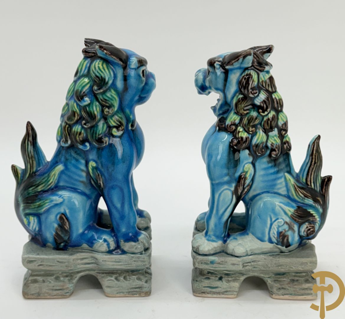 Chinese keramieken wijsgeer met staf + paar papegaaien in meerkleurige keramiek + 2 paar Aziatische keramieken fo-hondjes