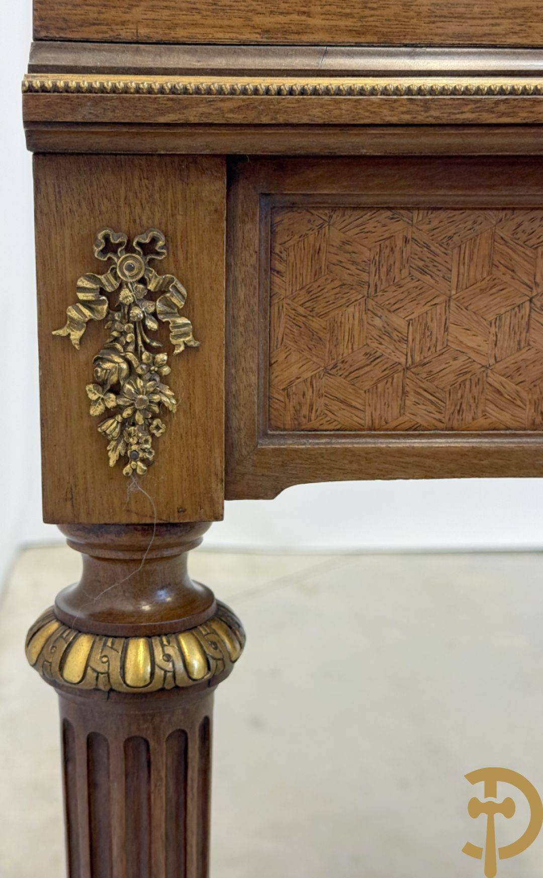 Frans notelaren damesschrijfbureel met marketterie, bronsbeslag, lederen blad, grote lade onderaan en 2 kleine lades boven, 19e