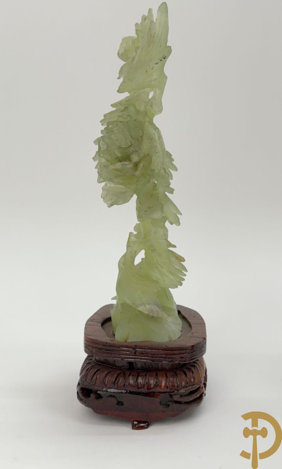 Drie jade sculpturen van vogels met bloemen op sokkel