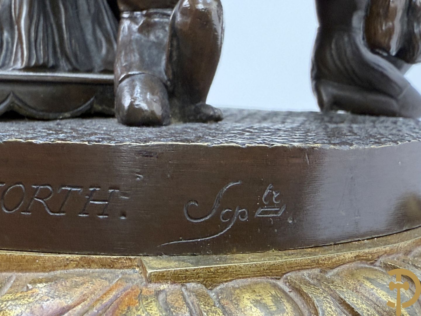 Driedelige bronzen garnituur bestaande uit middenstuk met bronzen vuurvergulde klok, Daubrée gemerkt à Nancy, bovenaan bekroond met Cleopatra met drinkbeker - getekend van Cumberworth sculpteur - geflankeerd door paar cupido