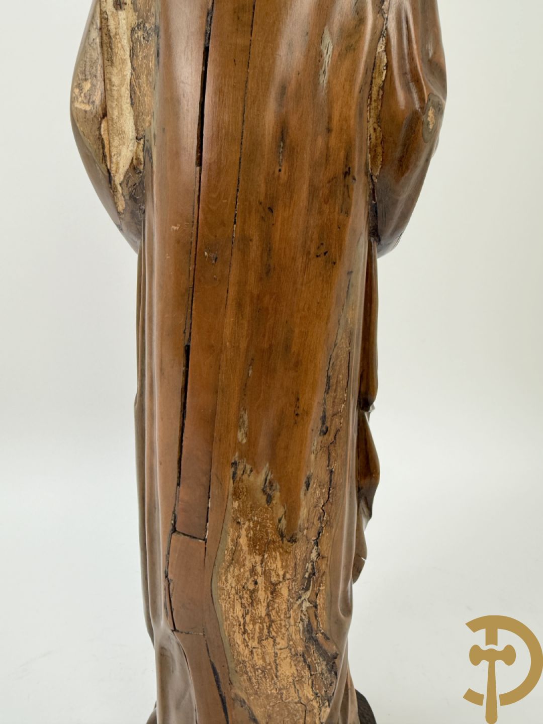 Houtsculptuur van evangelist met zwaard