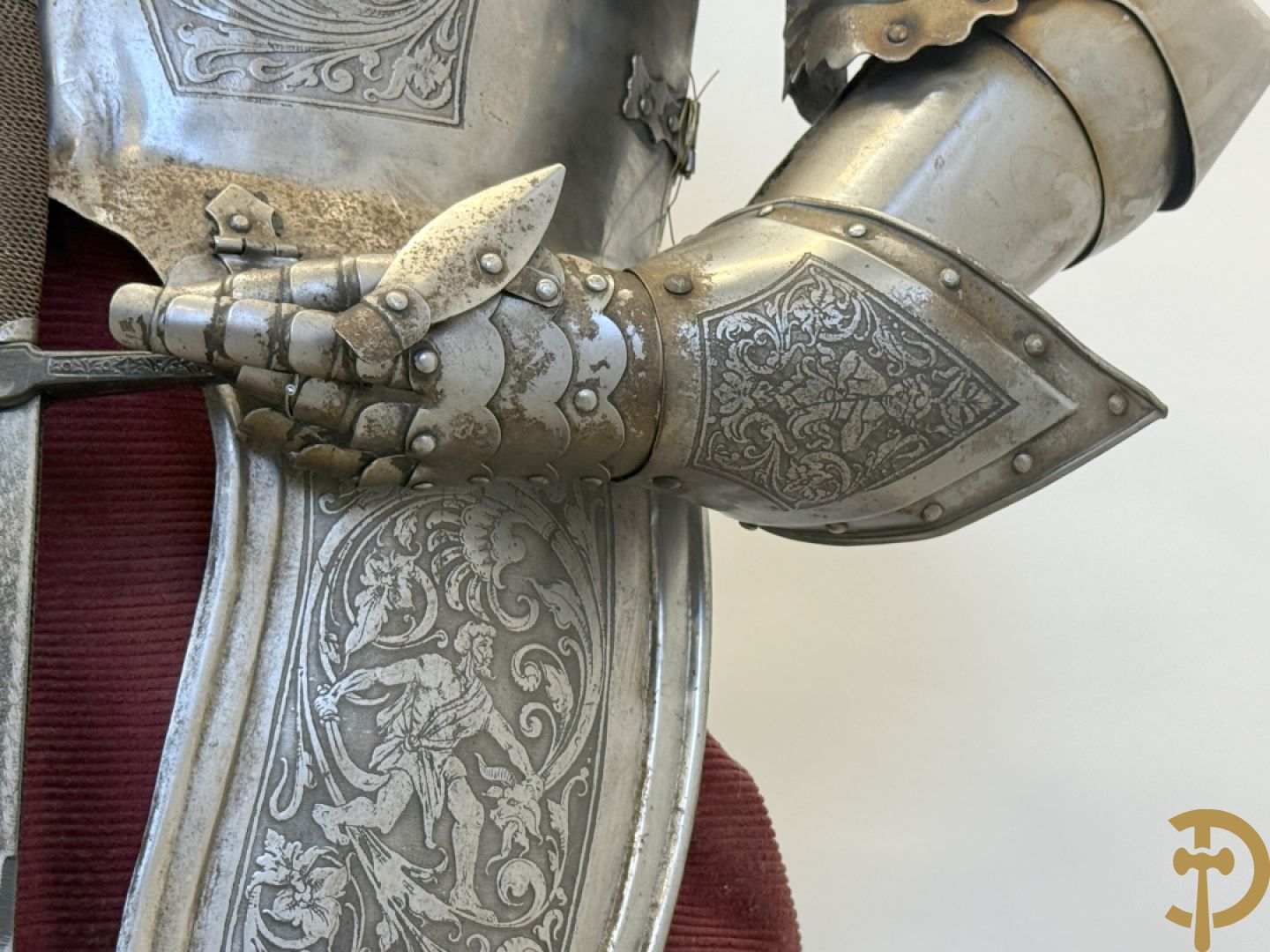 Paar ijzeren decoratieve harnassen ridderuitrusting met geciseleerde motieven op de elementen, met zwaard en ridderhelm - op statief - vermoedelijk Spaans 1930-1940