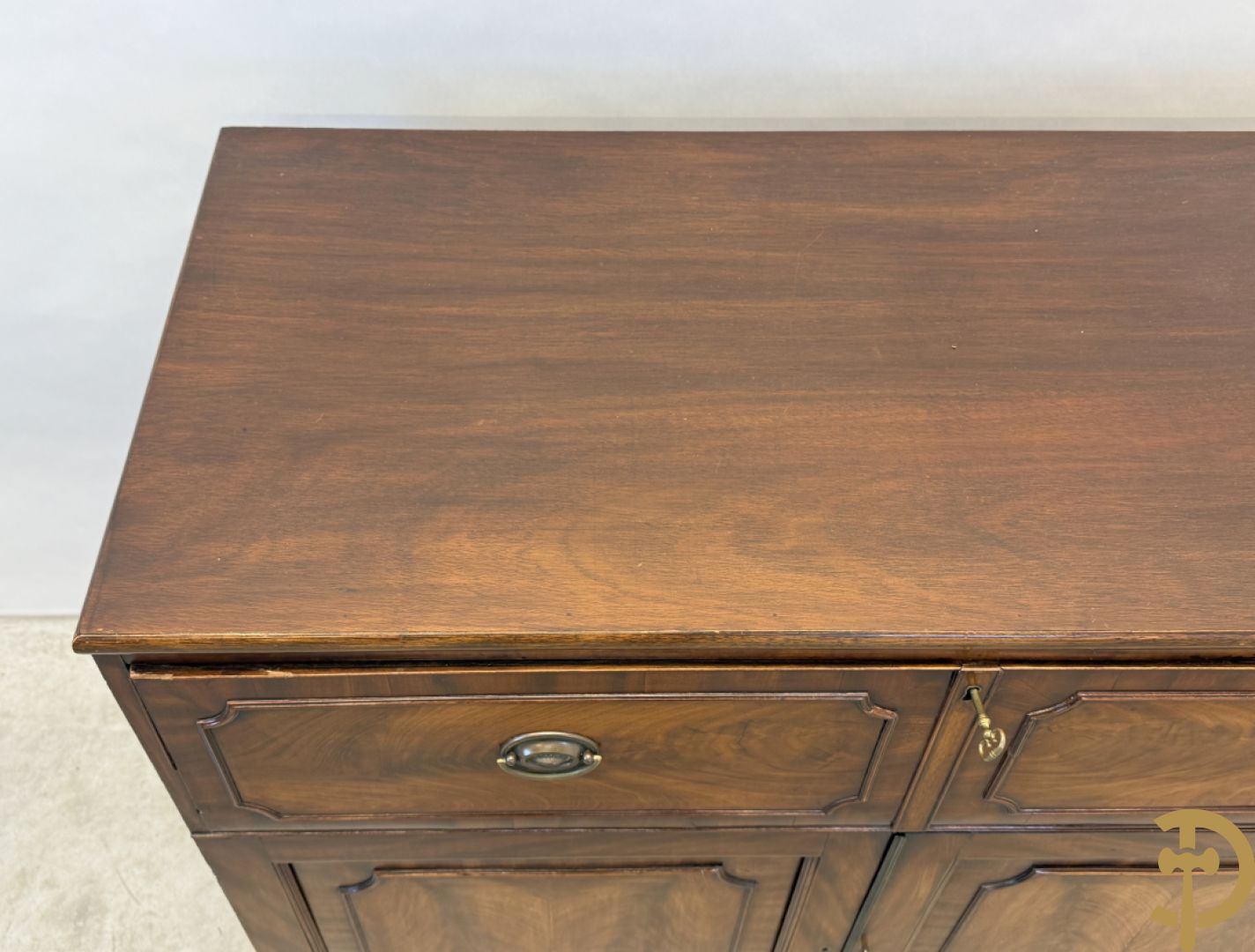 Engelse mahoniehouten tweedeursdresse met ingebouwde secretaire bovenaan