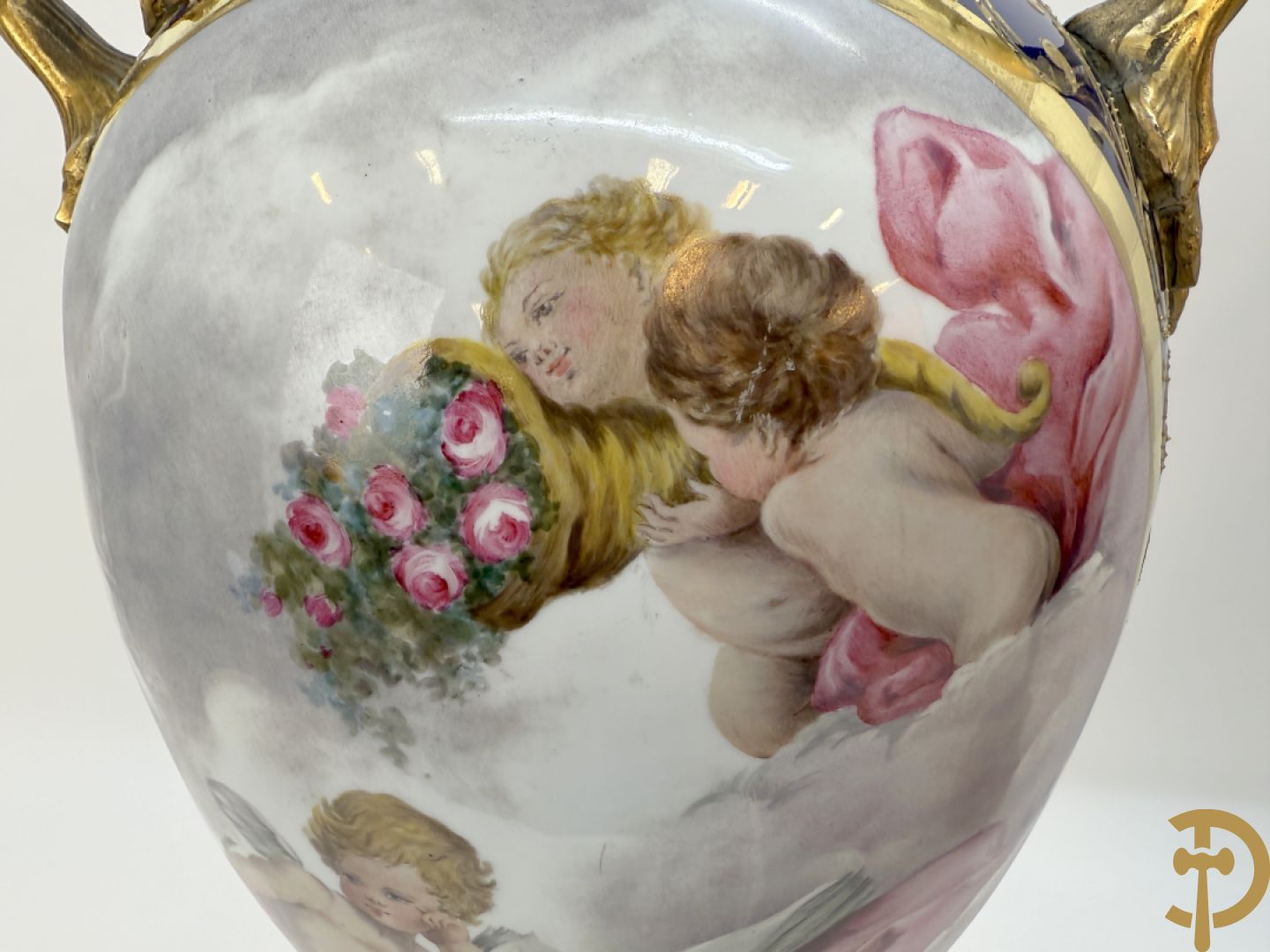 Paar Sèvres stijl vazen met bronzen oren en éénzijdig decor van cupido