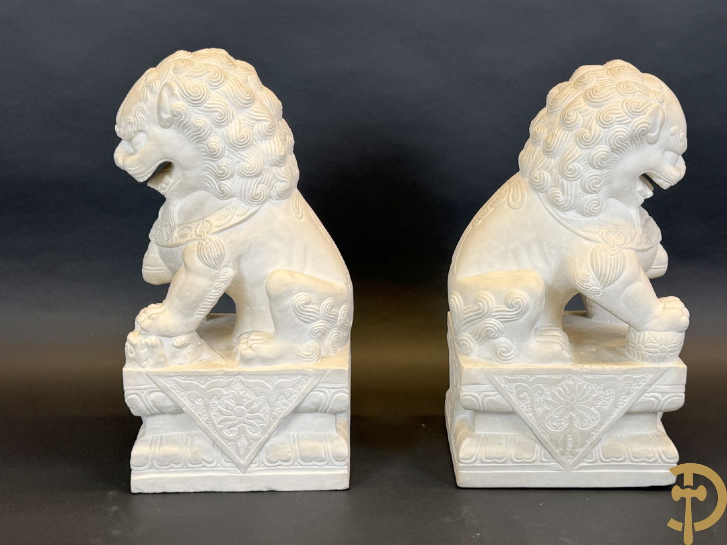 Paar handgesculpteerde marmeren fo-honden