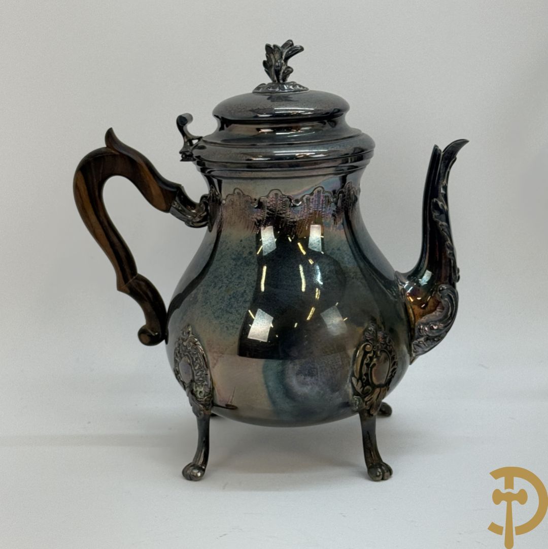 Verzilverd koffieservies met Louis XV motieven op verzilverde schotel, gemerkt M R 25, bestaande uit koffiekan, theekan, melkkan en suikerpot