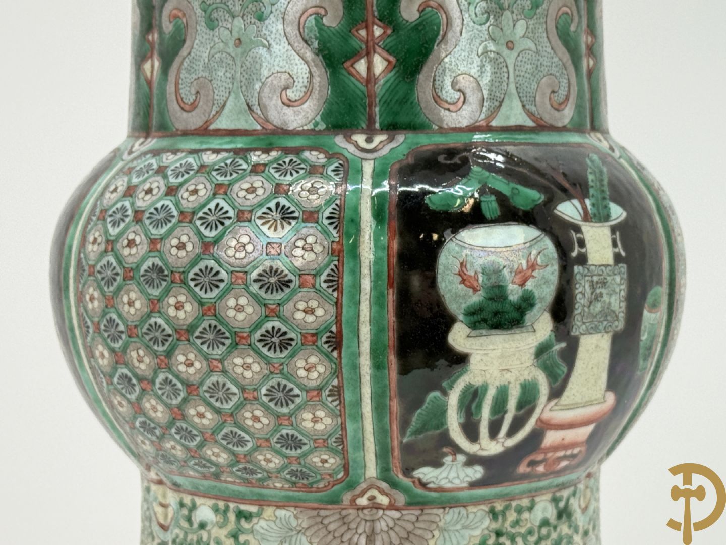 Antieke Chinese Gu vaas met geschenkendecor op zwarte fond