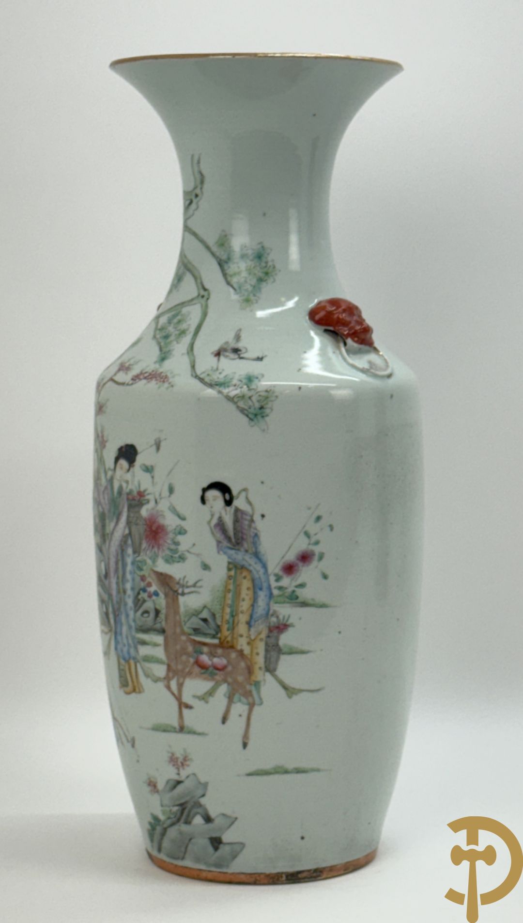 Chinese porseleinen vaas met decor van dames en hert in landschap