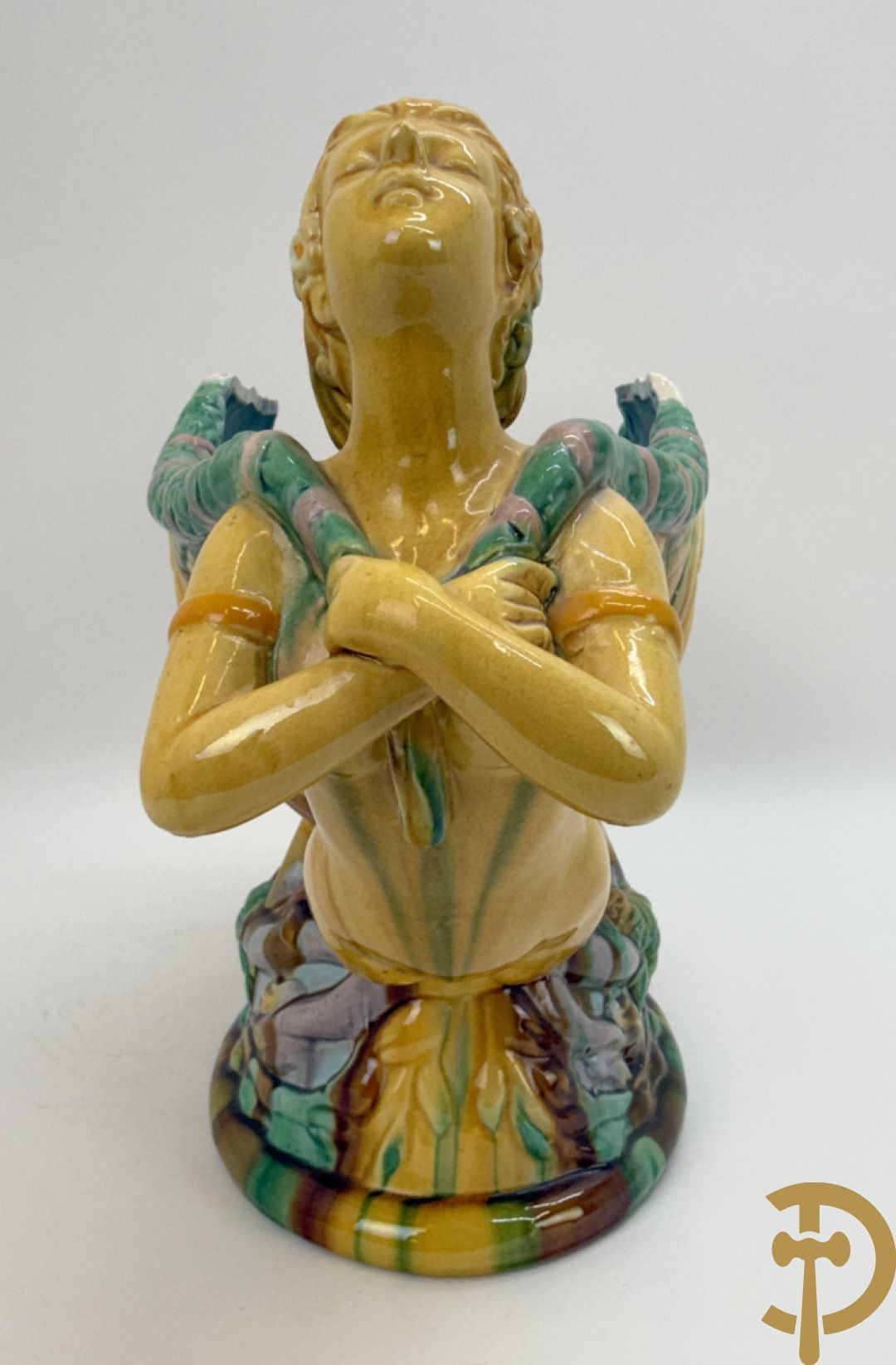 Bloemenjardinière in Majolica met paar dames houdende een schelp