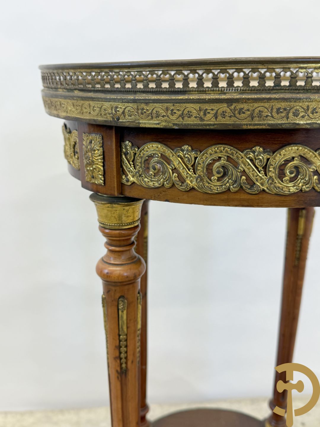 Notelaren staander met onix marmeren blad, gallerij en bezet met bronsbeslag - op gecanneleerde pootjes