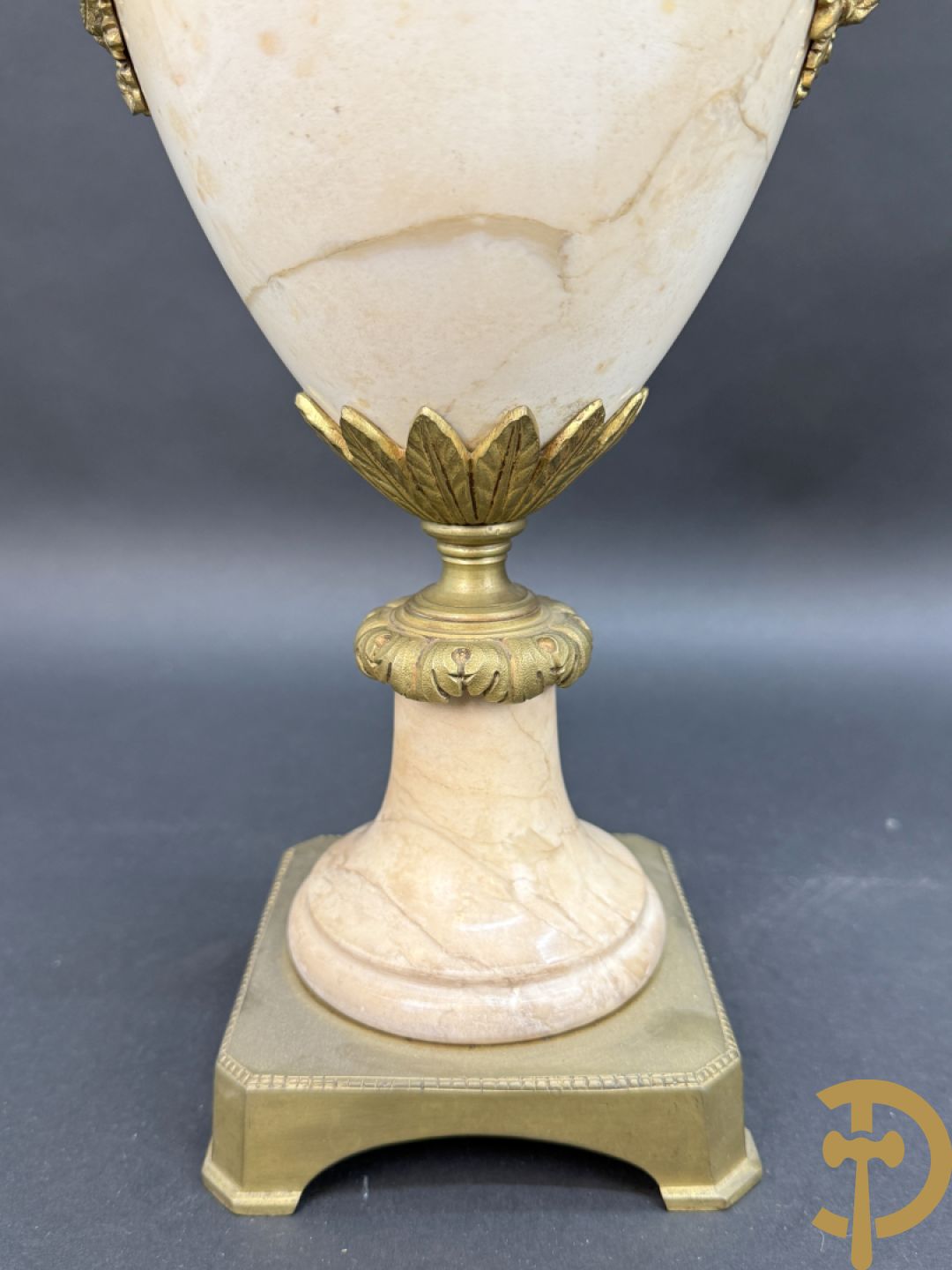 Paar marmeren cassolettes met hermenhoofden en guirlandes