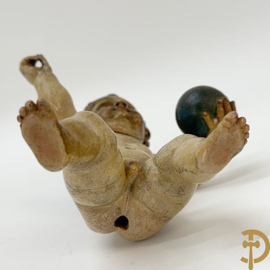 Gepolychromeerde houtsculptuur van kind Jezus met bol, 19e