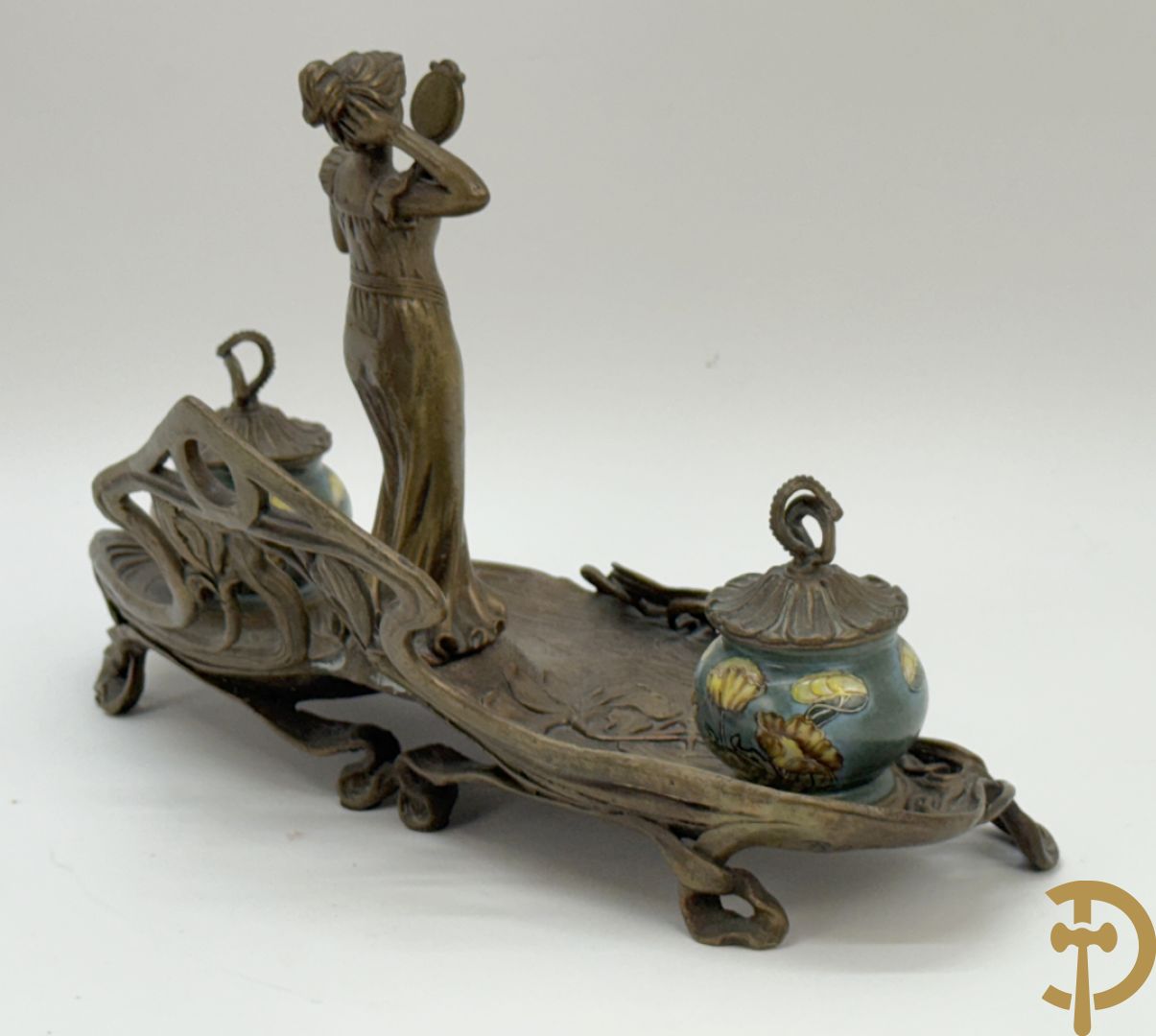 Bronzen inktstel bezet met staande dame met opmaakspiegel en zijdelings met 2 encriers, Art Nouveau stijl
