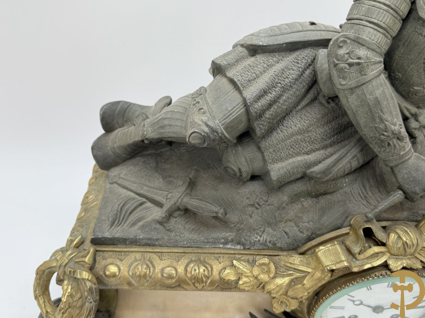 Zamak schouwstuk klok met ridder en Louis XVI motieven bezet