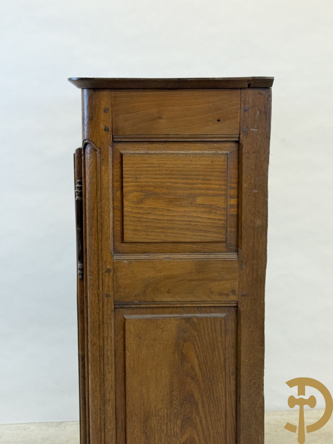 Massief eiken tweedeursdresse met gesculpteerde bloemen en afgestoken panelen in de deuren, Louis XV stijl, 19e