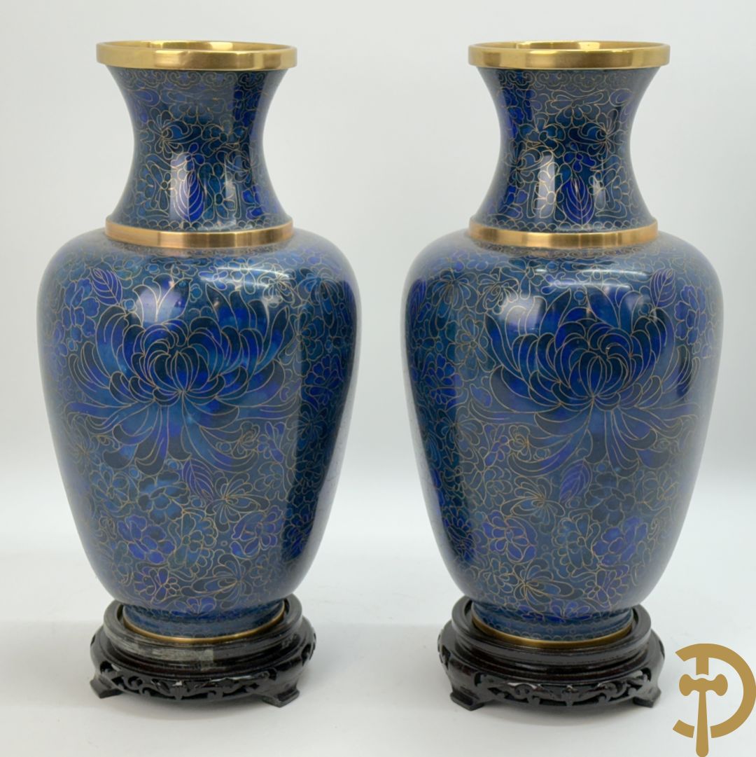 Paar blauwe cloisoné vazen met bloemendecor