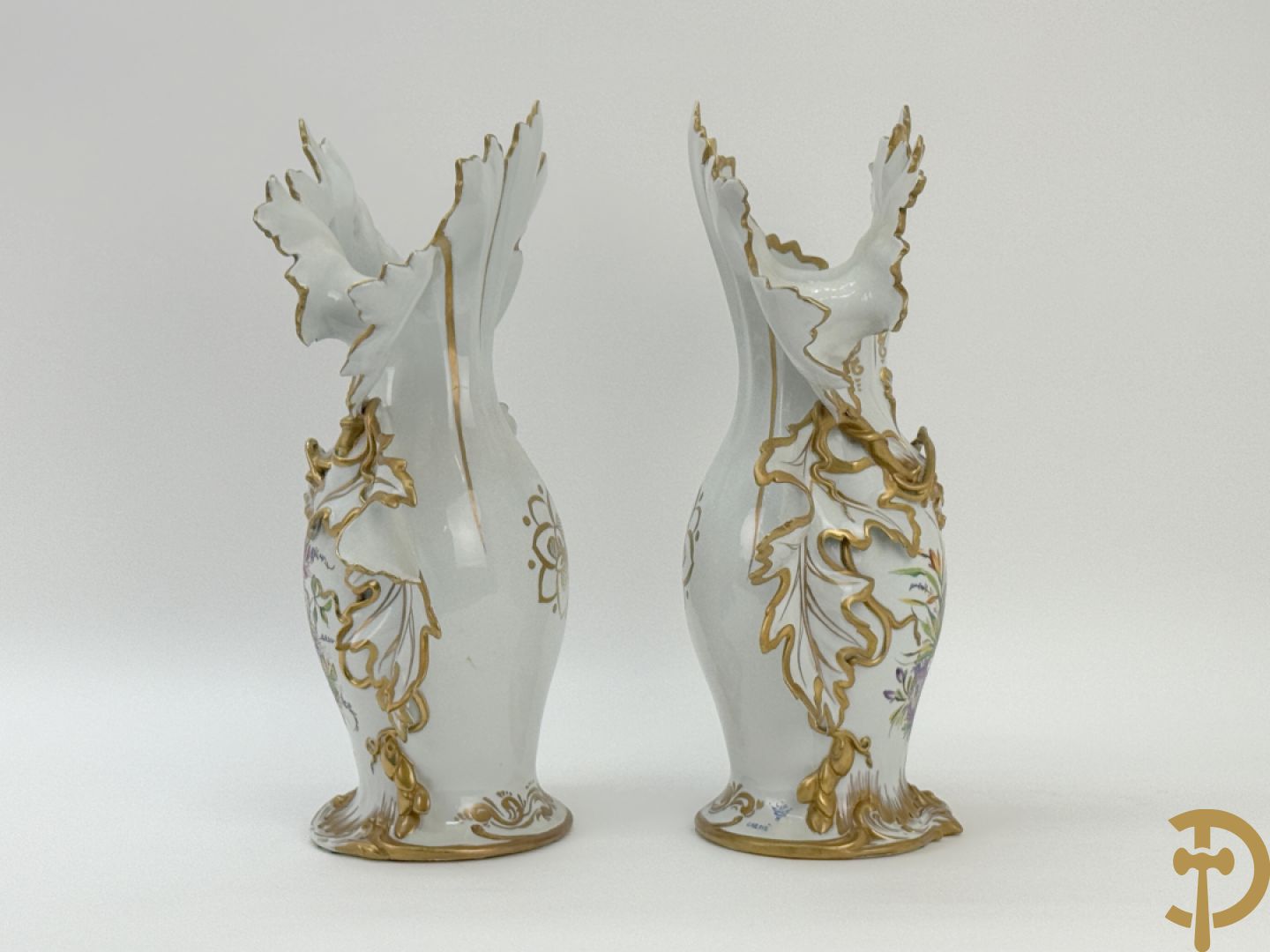 Paar porseleinen cornetvazen met bloemendecor, deels verguld, gemerkt Capo di Monte