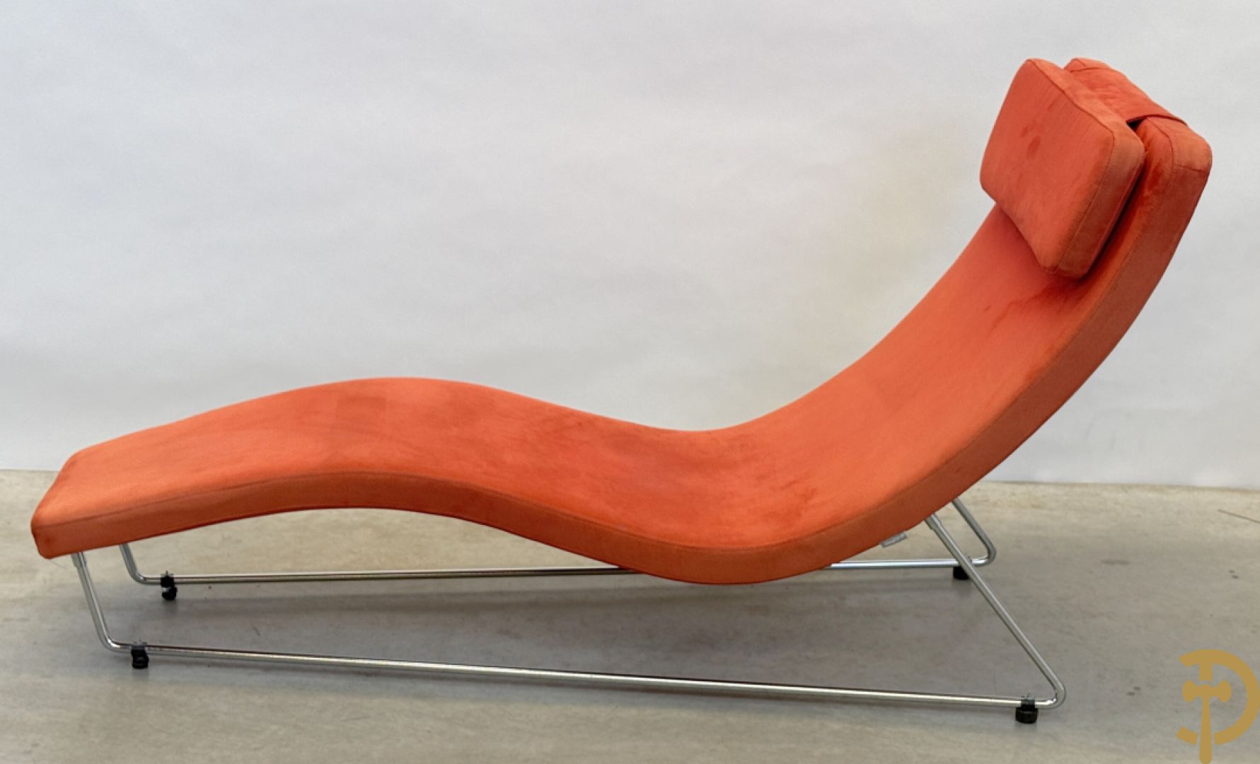 Design ligzetel in rode stof op chromé onderstel, Jongform