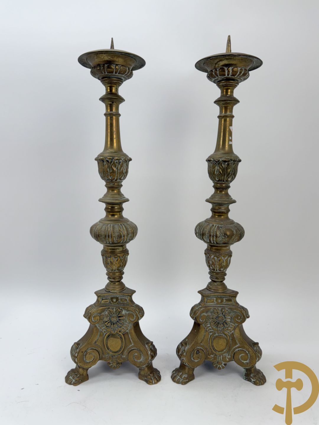 Drie paar religieuse kandelaars in brons en koper