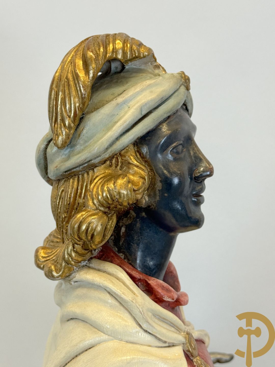 Gepolychromeerde staande moor in Victoriaanse kledij, met opdienschaal, op sokkel - Italiaans