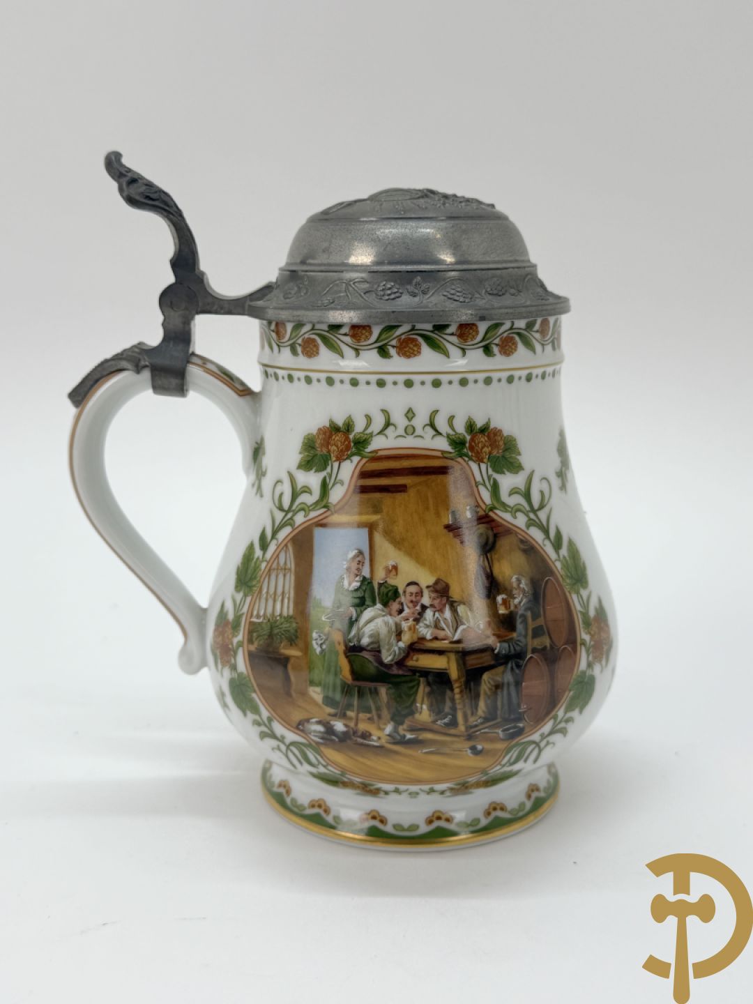 Varia porselein en keramiek : paar jardinières met zwanen, apothekerspot, 2 schenkkannen Franklin Mint en vaas Hutschenreuter