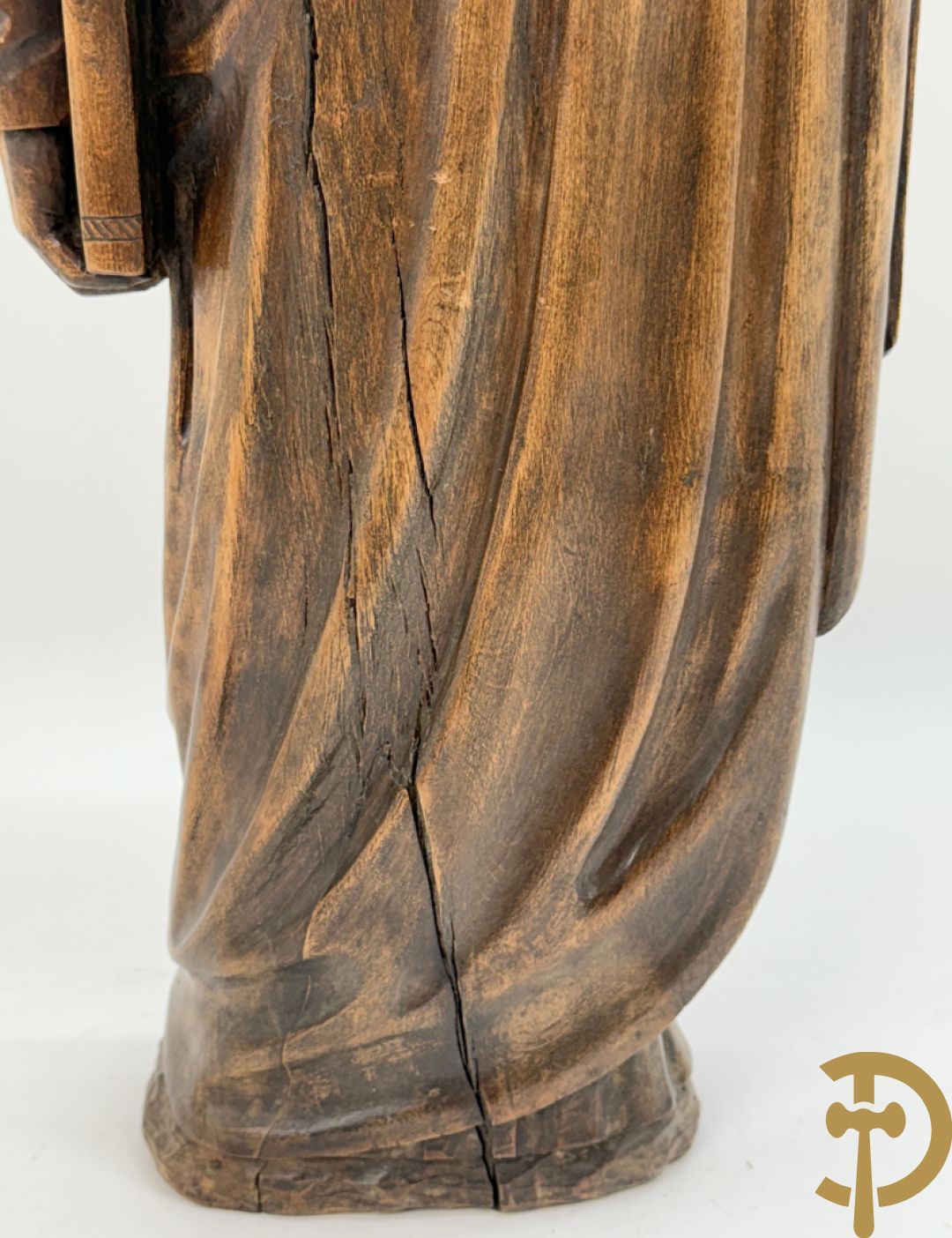 Houtsculptuur van evangelist met boek in de hand