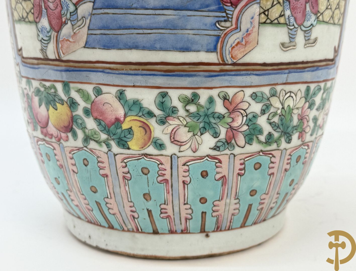 Chinese porseleinen vaas met geanimeerd decor en fond van bloemen, Kanton 19e