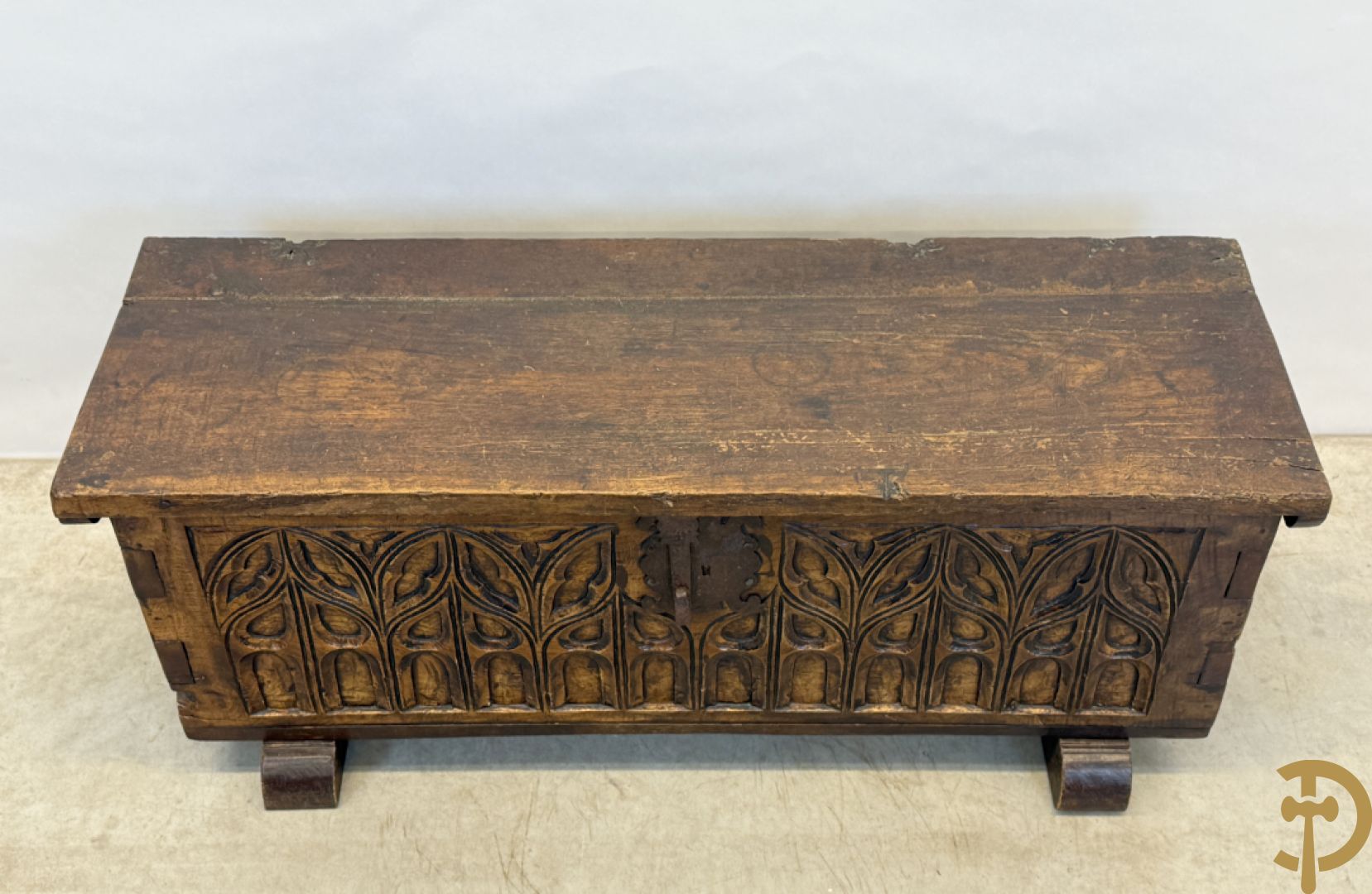Spaanse rustieke koffer met ijzersmeedwerk en gotische ornamenten