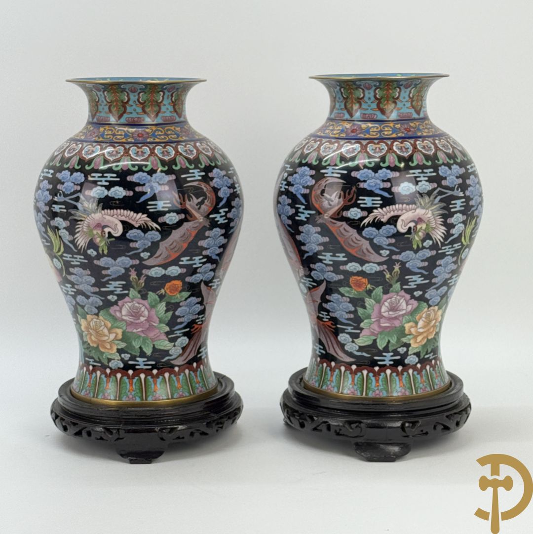 Paar cloisonévazen met bloemen en vogeldecor op zwarte fond - op houten sokkel