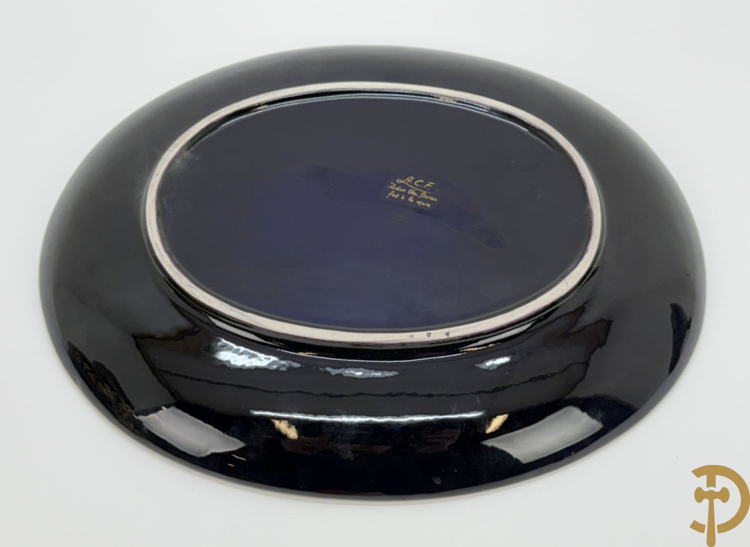 ROULI E. getekend, donkerblauwe Sèvres stijl coupe met deksel op onderschaal en bezet met bronzen ornamenten, gemerkt ACF onderaan