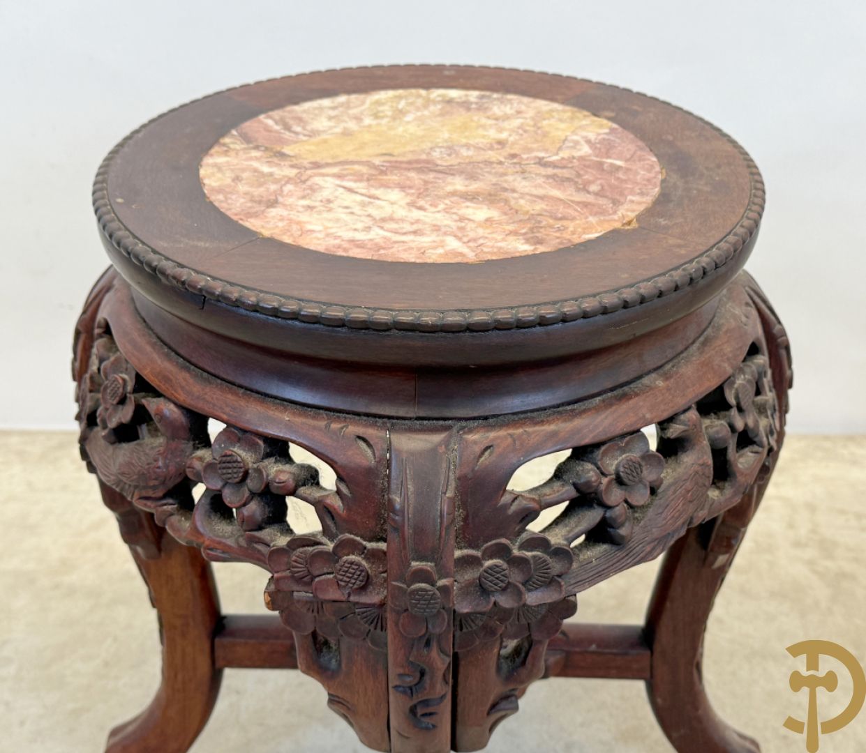 Chinese hardhouten sokkel met bloemensculptuur + Chinese hardhouten sokkel met bloemen- en vogelsculptuur