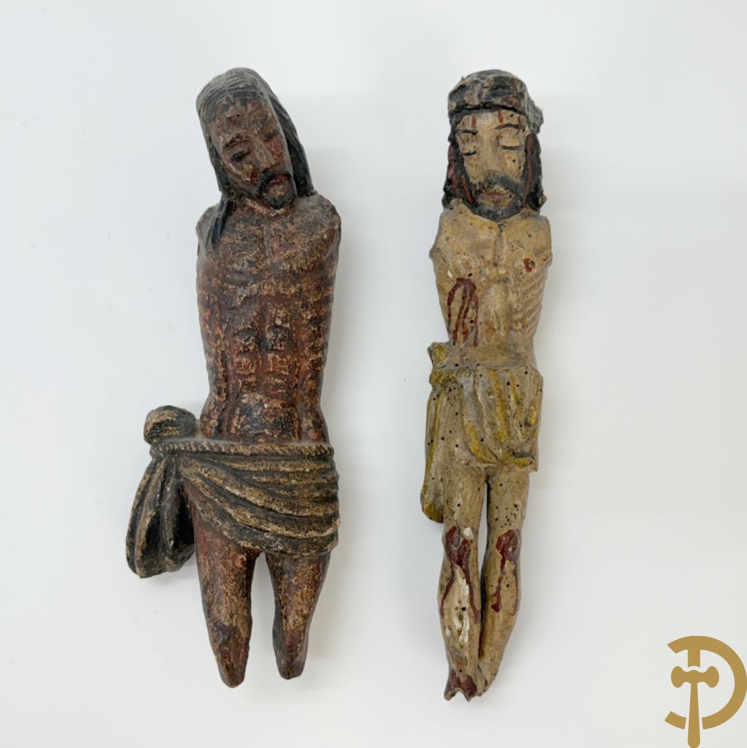 Twee Volkse houtgesculpteerde en gepolychromeerde corpussen, 18e