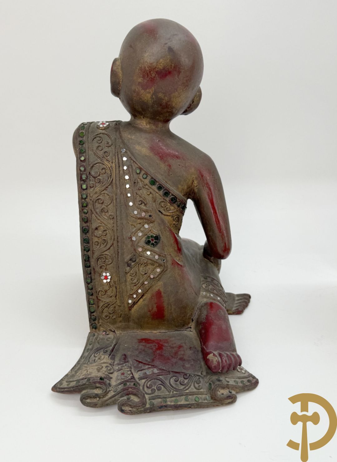 Negen houtgesculpteerde boedhistische figuren waarvan enkele verguld