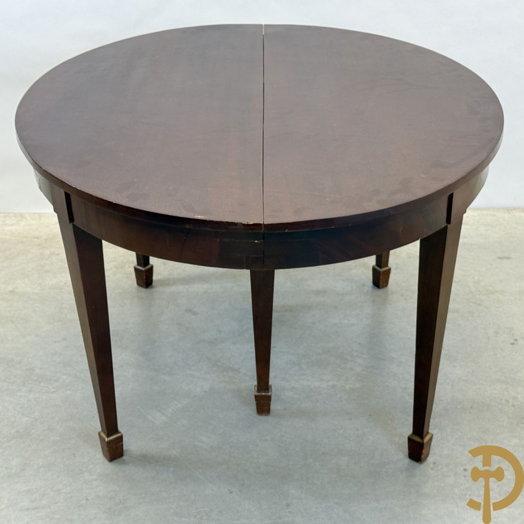 Ovale uittrekbare mahoniehouten tafel op zes verjongende poten