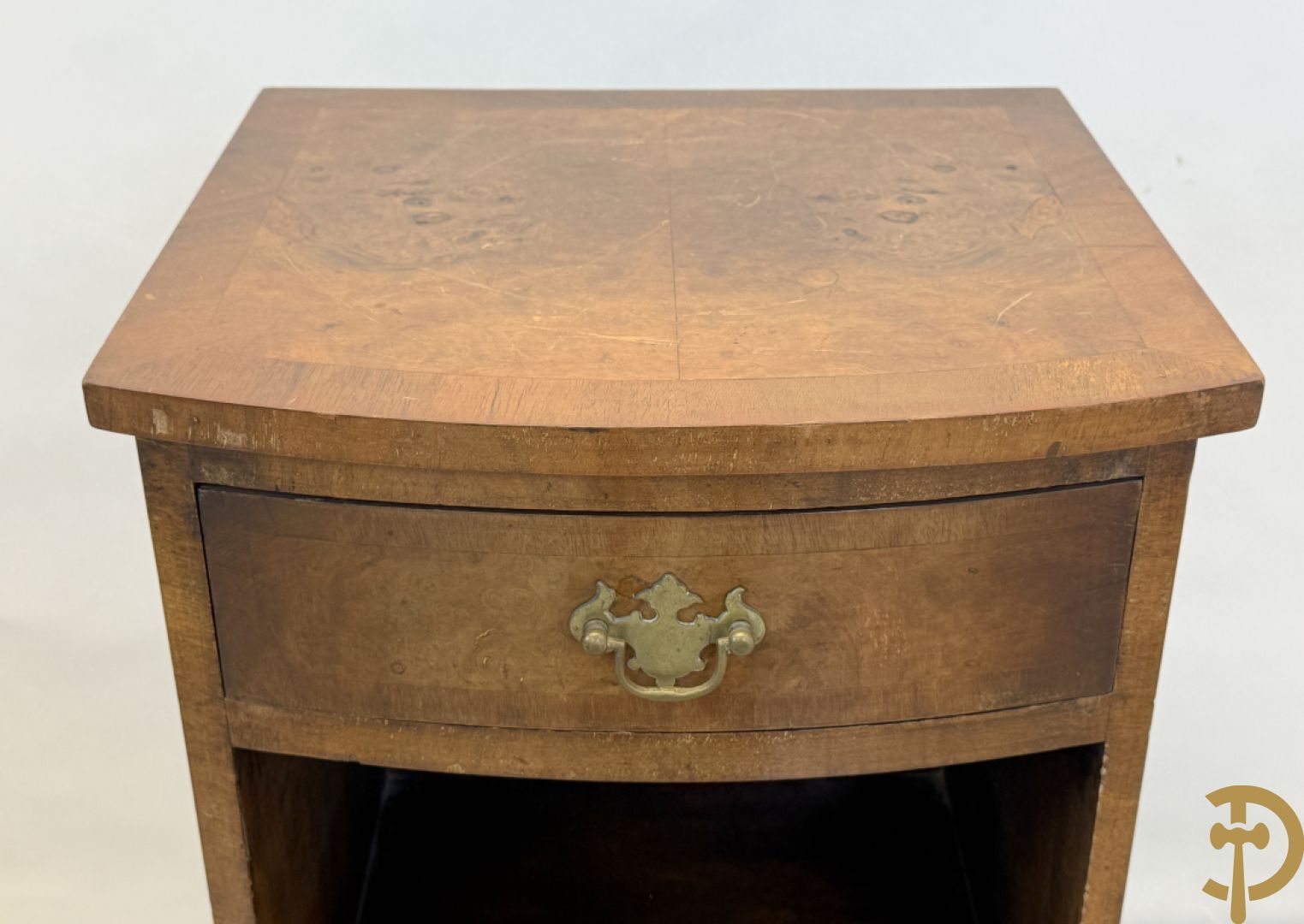 2 Engelse wortelnotehouten nachttafels met koperen trekkers