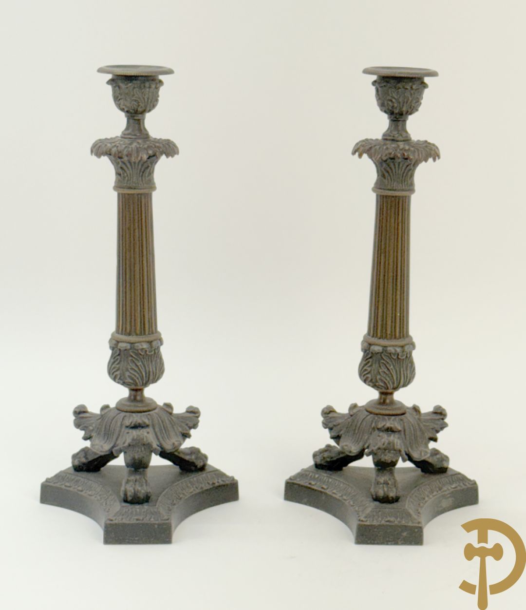 Paar gepatineerde kunstbronzen kandelaars op klauwepoten, 19e