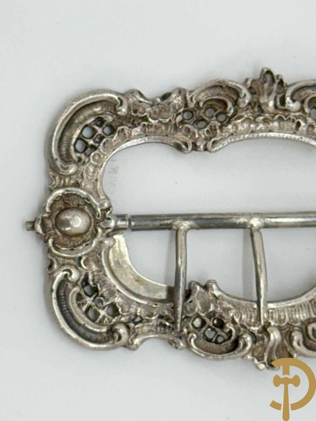 Lot massief zilver w.o. 2 geajoureerd riemboekels waarvan 1 met email bewerkt, geajoureerde centuurhouder met cupido