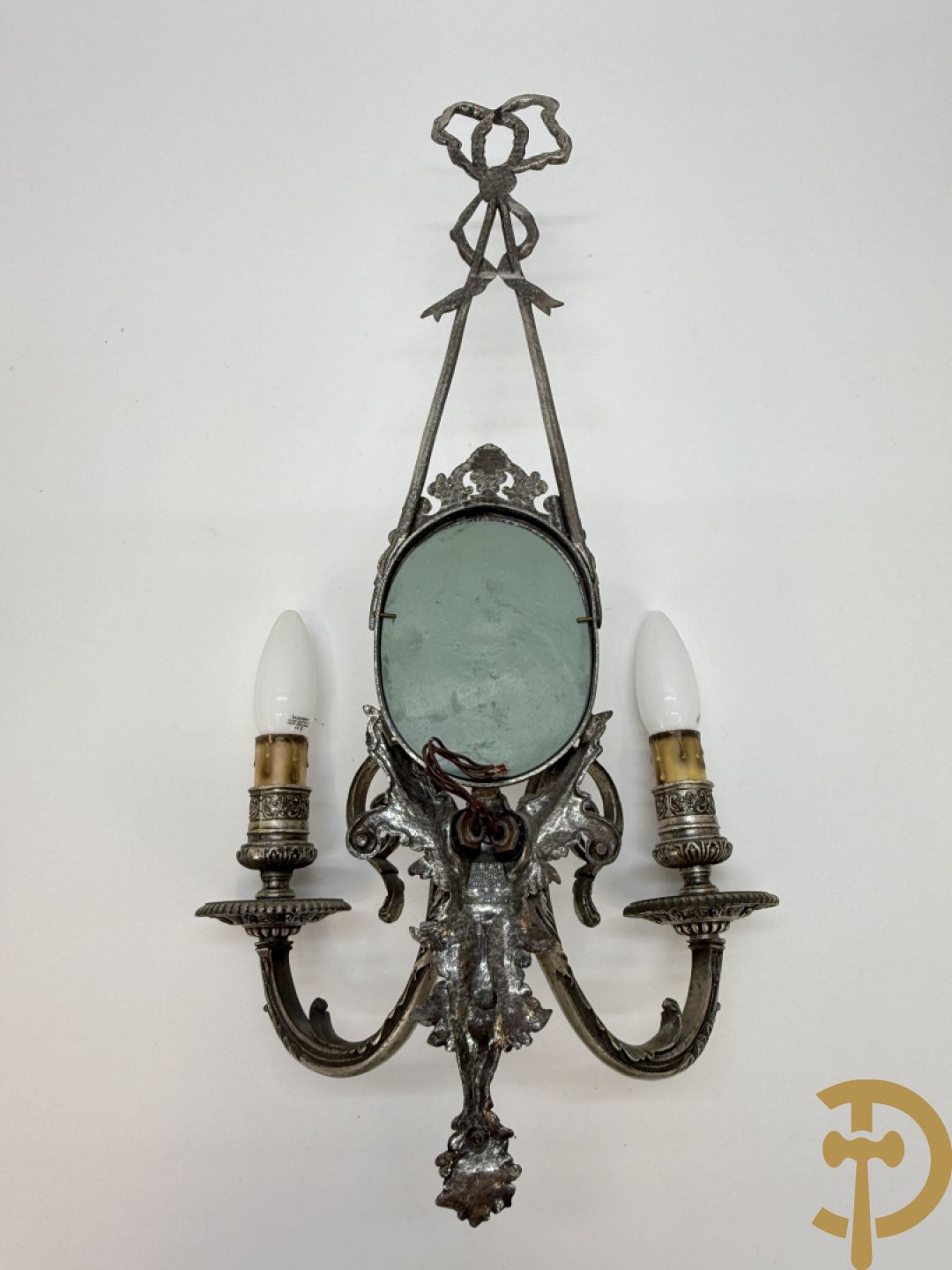 Paar verchroomde bronzen twee-armige applieken met porseleinen bloemen bezet