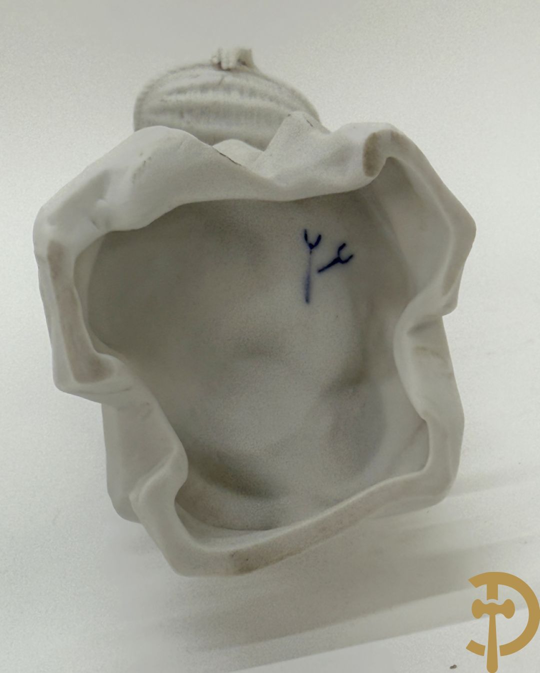 Vijf witte biscuits met cupido