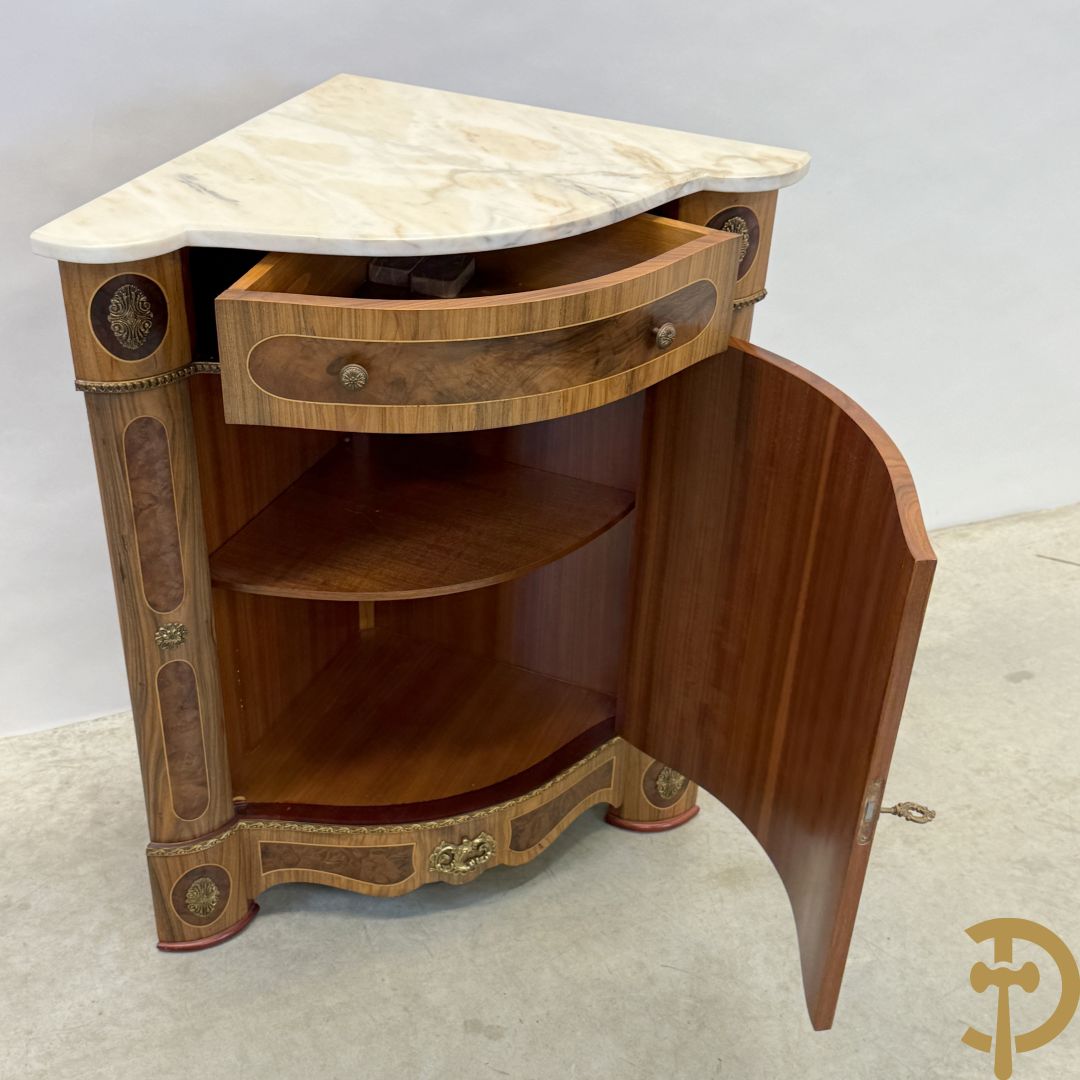 Notelaren hoekkast met lade, bloemenmarketterie en bronsbeslag - bovenaan met wit marmeren blad