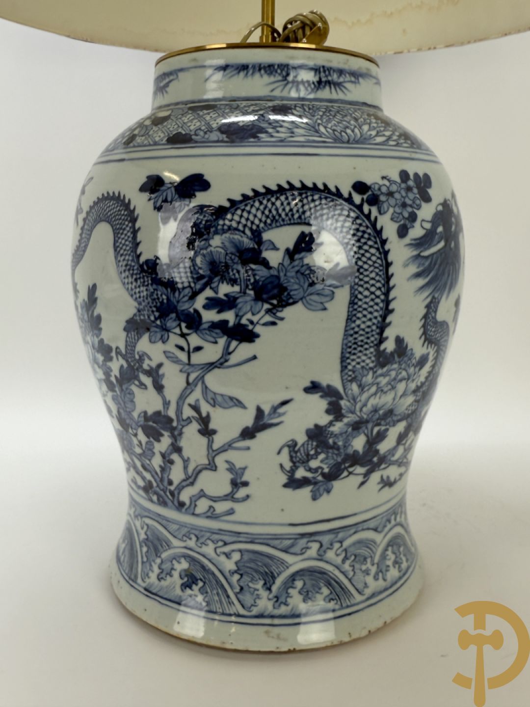 Paar Chinese blauw/witte porseleinen dekselvazen gedecoreerd met draken en bloemenmotieven, als lampadaire omgebouwd