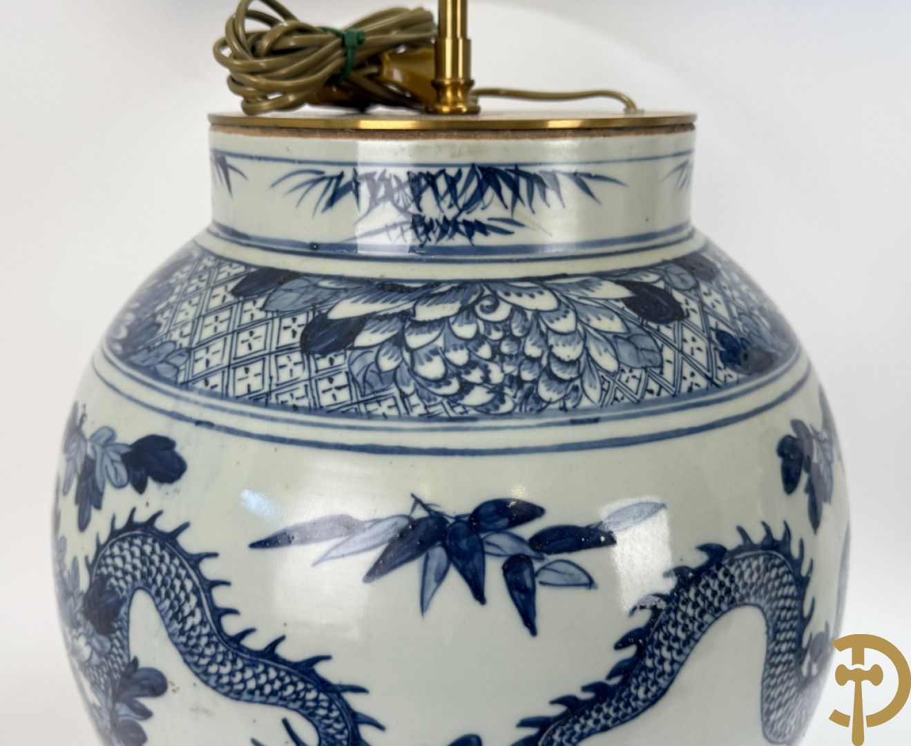 Paar Chinese blauw/witte porseleinen dekselvazen gedecoreerd met draken en bloemenmotieven, als lampadaire omgebouwd