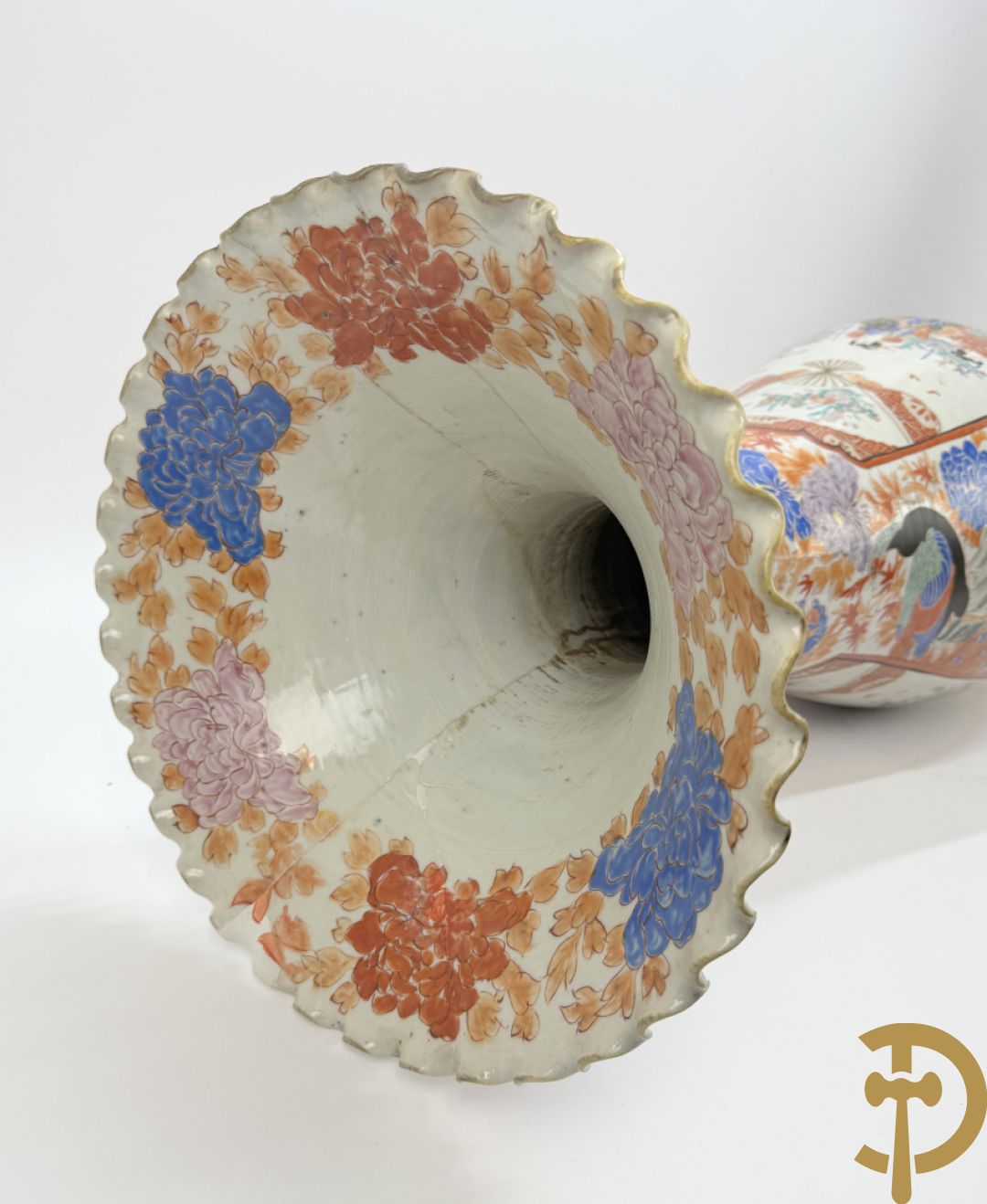 Paar Japanse porseleinen waaiervazen met bloemen en geanimeerd decor