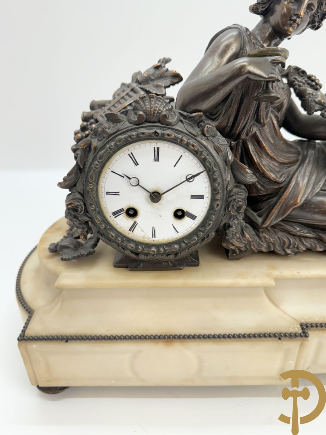 Kunstbronzen pendule liggende dame met beker op marmeren sokkel