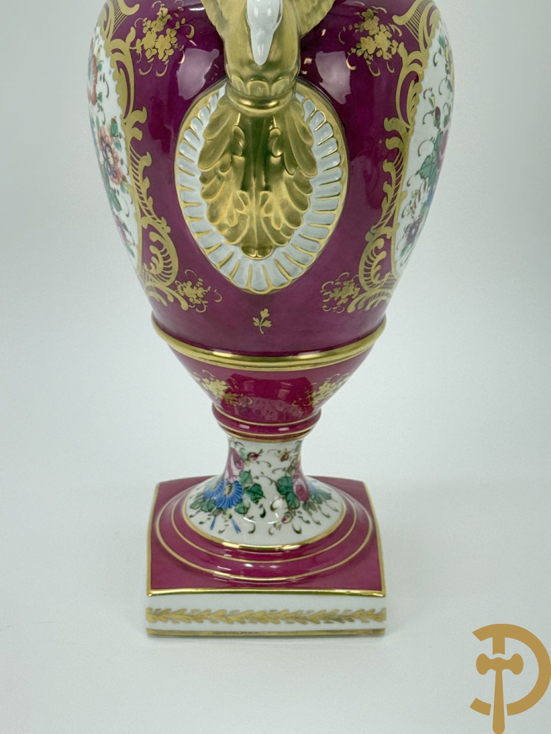 Handbeschilderde porseleinen siervaas met bloemenbeschildering en sfinxen + paar porseleinen cachepots met bloemendecor + 3 porseleinen  kopjes en schoteltjes