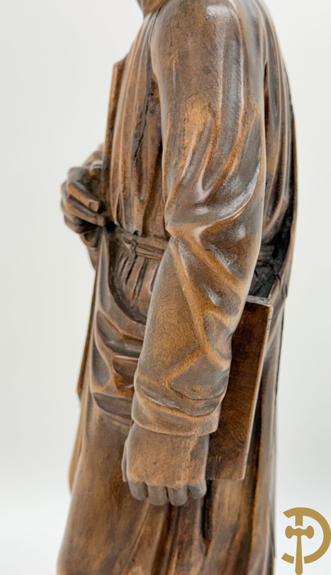 Houtsculptuur van evangelist met boek in de hand