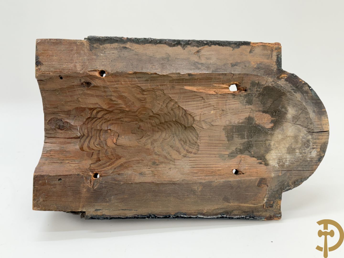 Paar muurhoeksteunen van hout met gesculpteerde hoofden man en vrouw