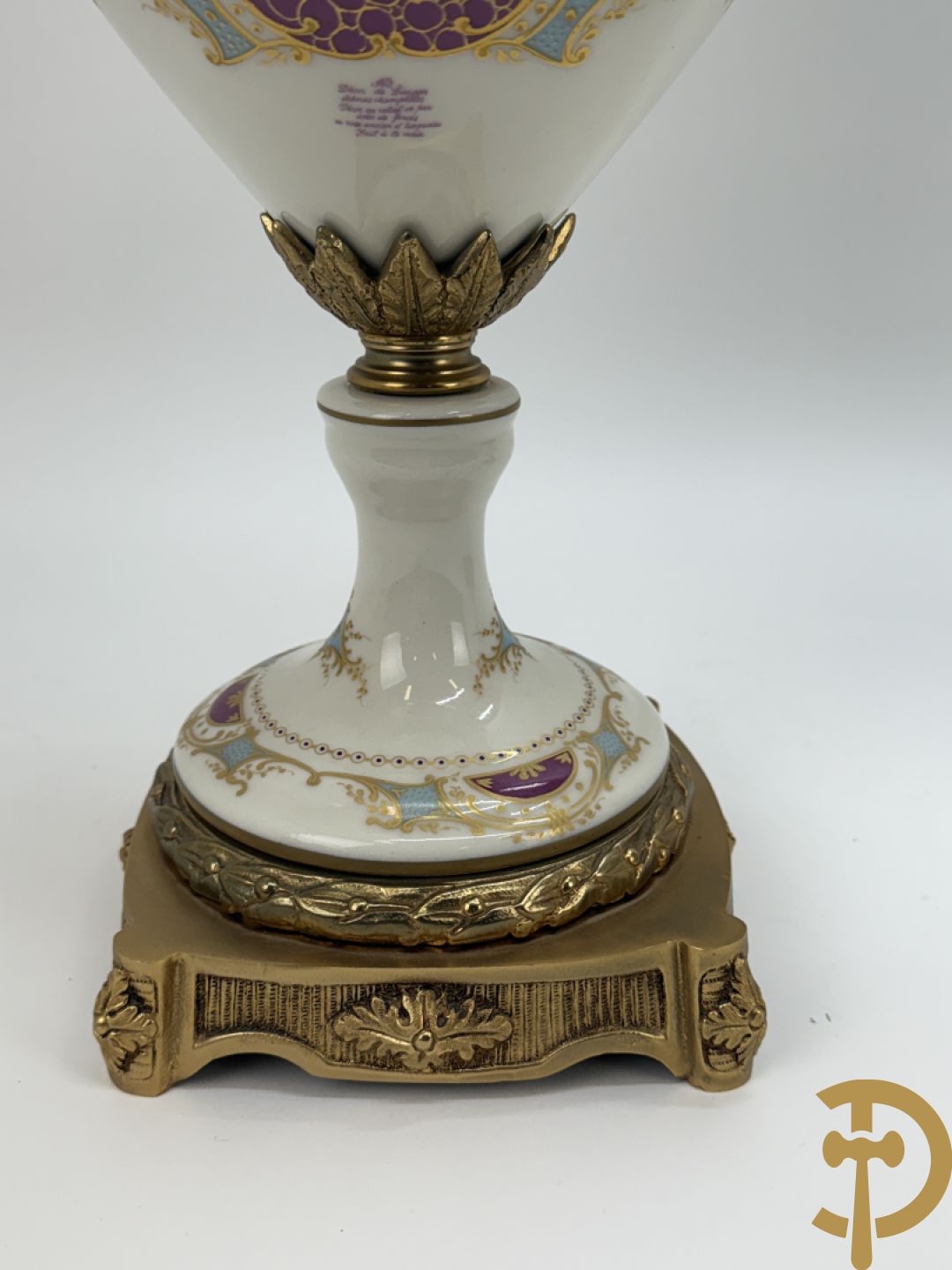 Paar porseleinen Sèvres stijl dekselpotiches met dubbel bedrukt romantisch decor en bezet met bronzen ornamenten