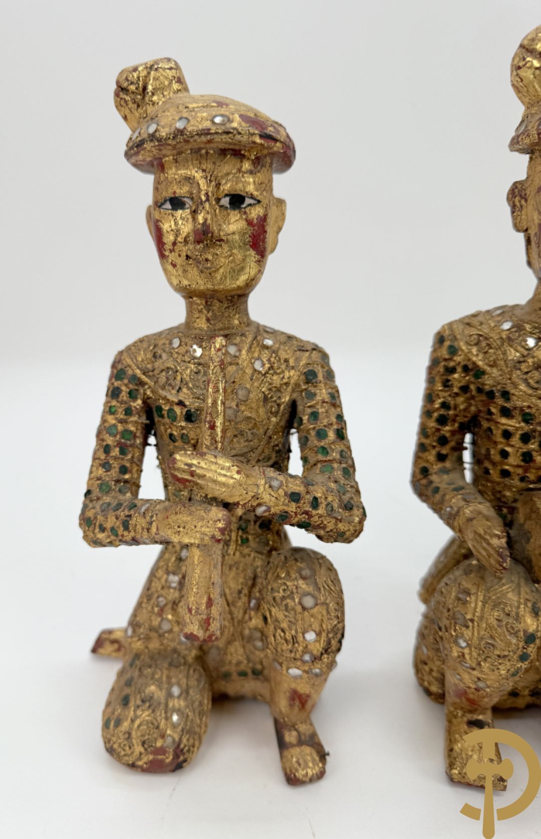 Negen houtgesculpteerde boedhistische figuren waarvan enkele verguld