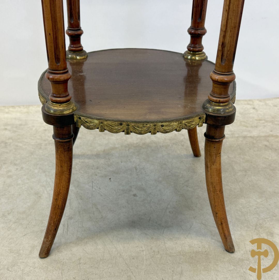 Notelaren staander met onix marmeren blad, gallerij en bezet met bronsbeslag - op gecanneleerde pootjes